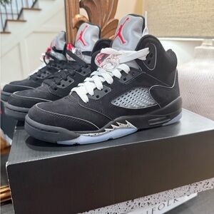 Jordan Men's Black and White Sneakers